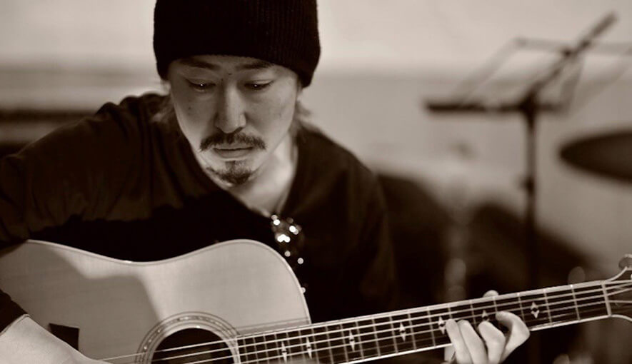 中村 太輔がギターを演奏している写真